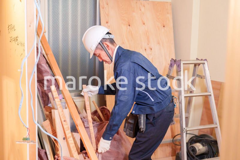 マンションのリフォーム現場で働く男性の大工