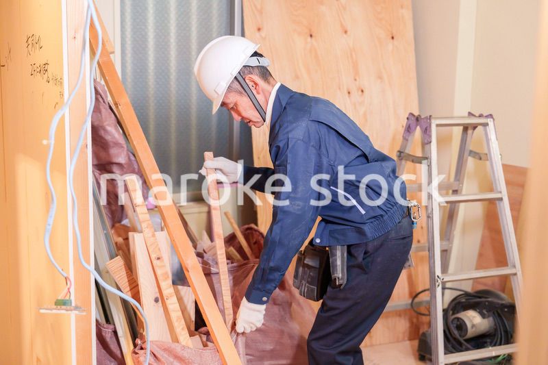 マンションのリフォーム現場で働く男性の大工