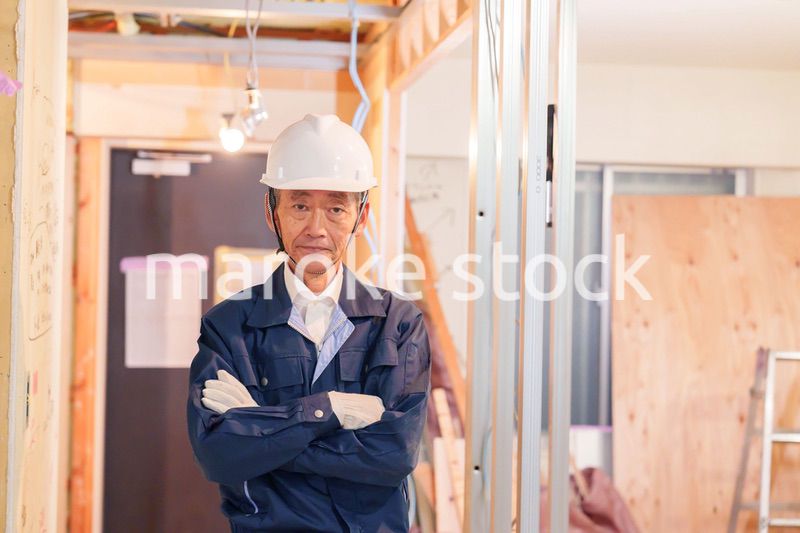 マンションのリフォーム現場で働く男性の大工