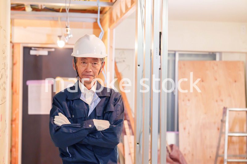 マンションのリフォーム現場で働く男性の大工
