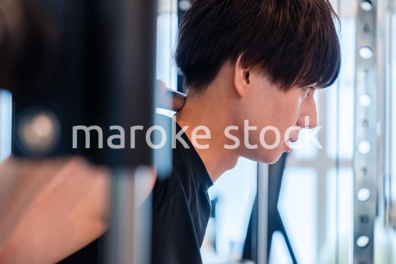 ジムで筋トレをする若い男性