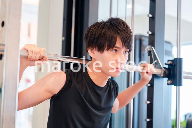 ジムで筋トレをする若い男性