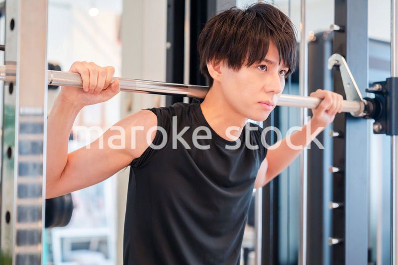 ジムで筋トレをする若い男性