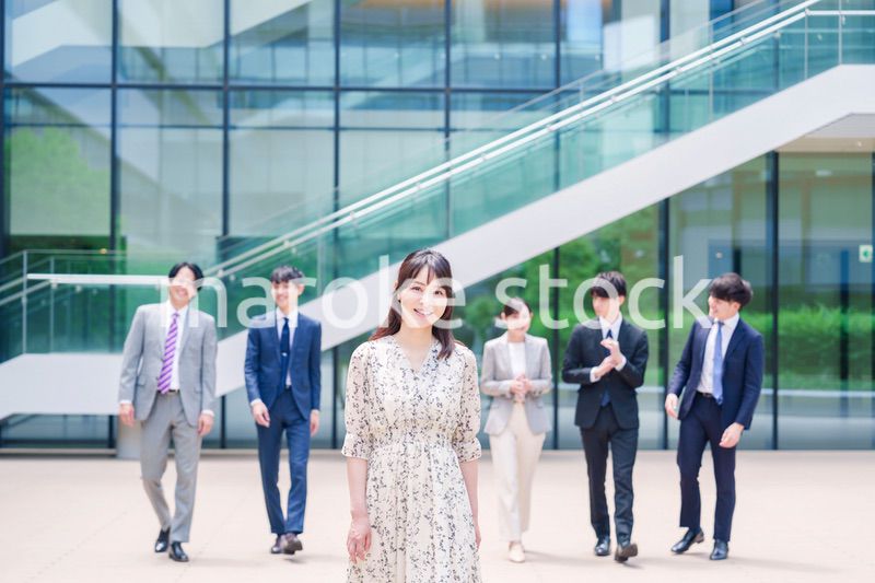 オフィスの外を笑顔で歩くキャリアウーマンと同僚