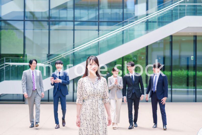 オフィスの外を笑顔で歩くキャリアウーマンと同僚