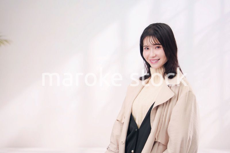 ハイネックのニットを着た若い女性