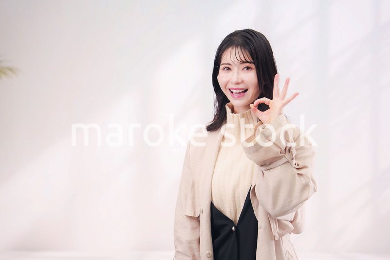 ハイネックのニットを着た若い女性