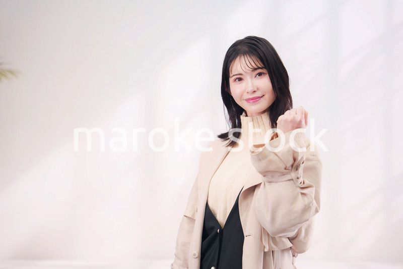 ハイネックのニットを着た若い女性