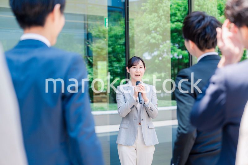 マイクを使って話す女性
