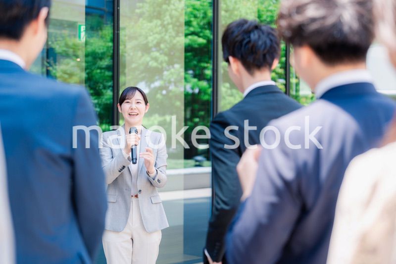 マイクを使って話す女性