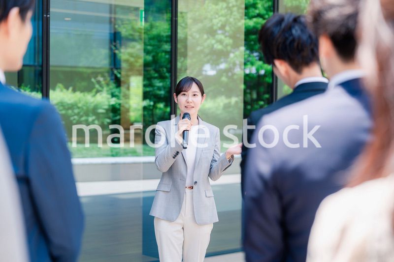 マイクを使って話す女性