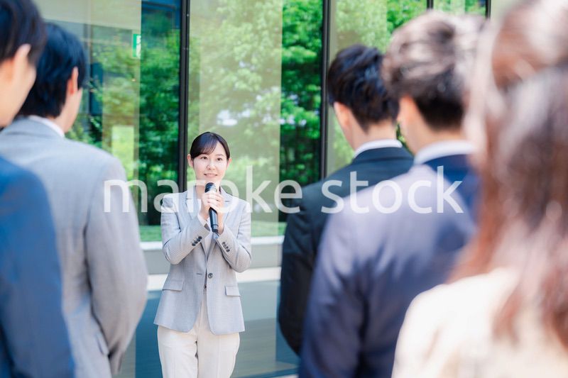 マイクを使って話す女性