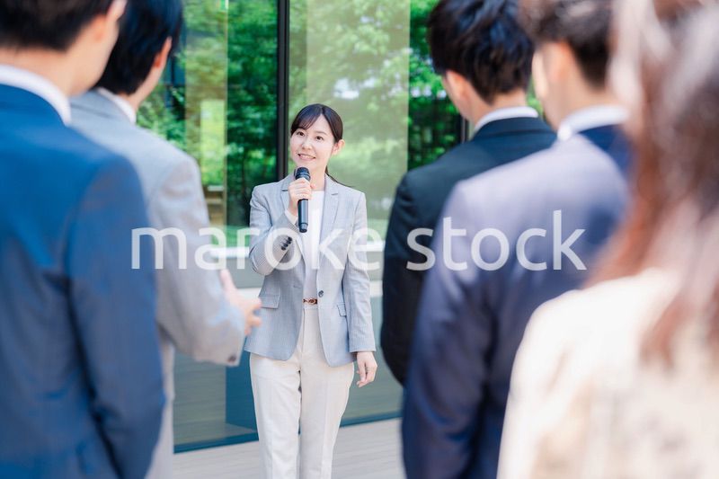 マイクを使って話す女性