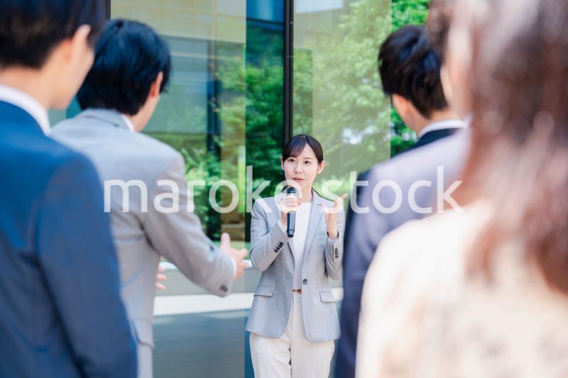 マイクを使って話す女性