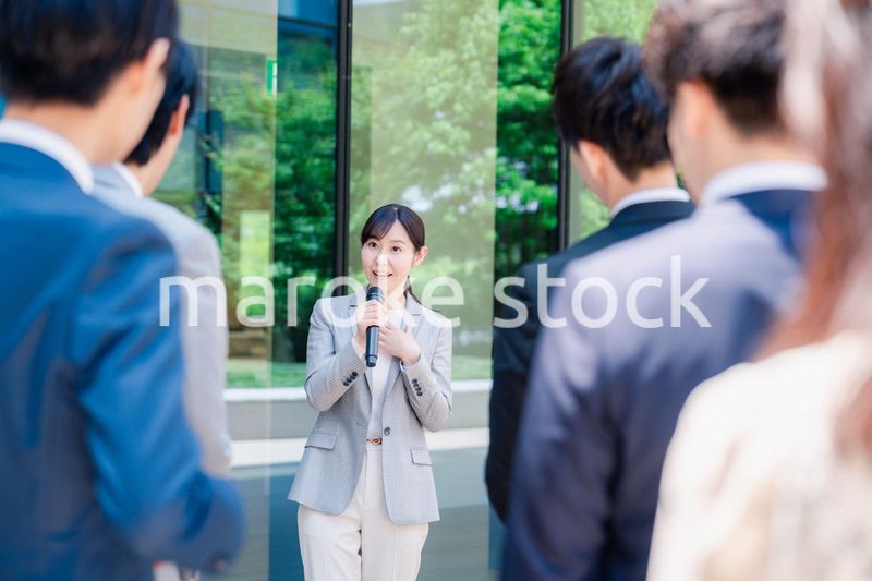マイクを使って話す女性