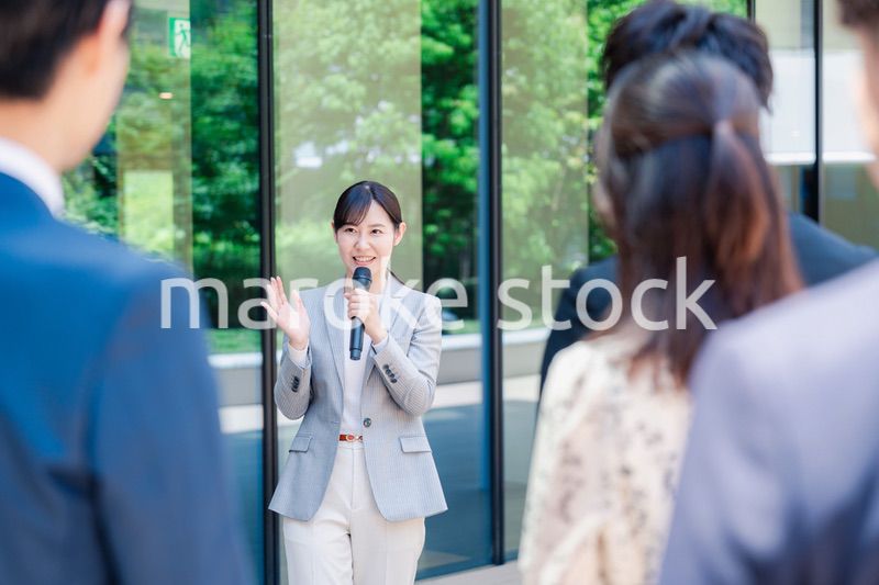 マイクを使って話す女性