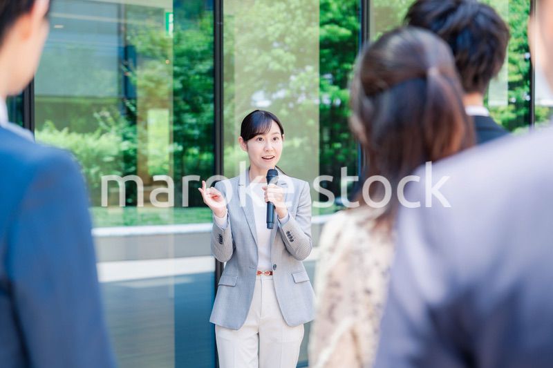 マイクを使って話す女性