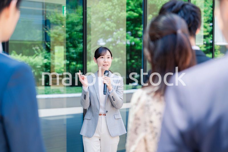 マイクを使って話す女性