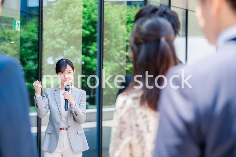 マイクを使って話す女性