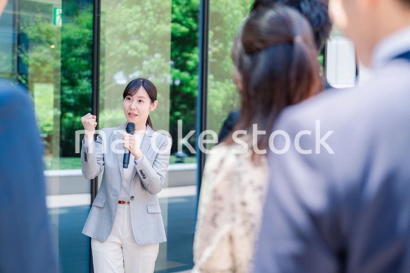 マイクを使って話す女性