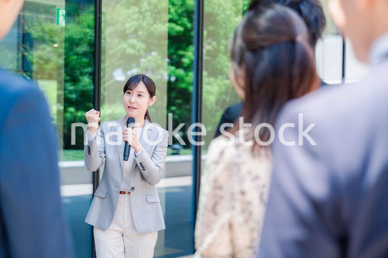 マイクを使って話す女性