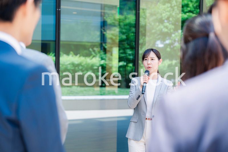 マイクを使って話す女性