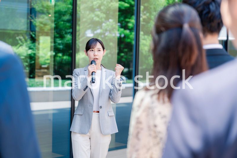 マイクを使って話す女性