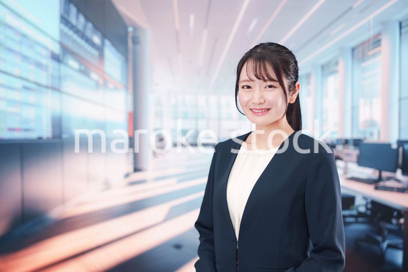 オフィスで働く笑顔の若い女性