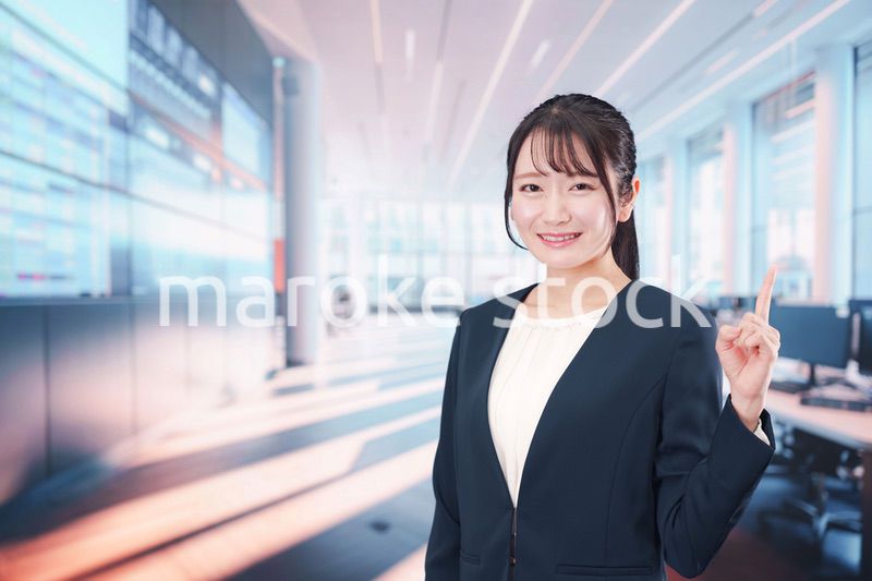 オフィスで働く笑顔の若い女性