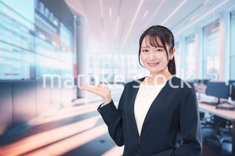 オフィスで働く笑顔の若い女性