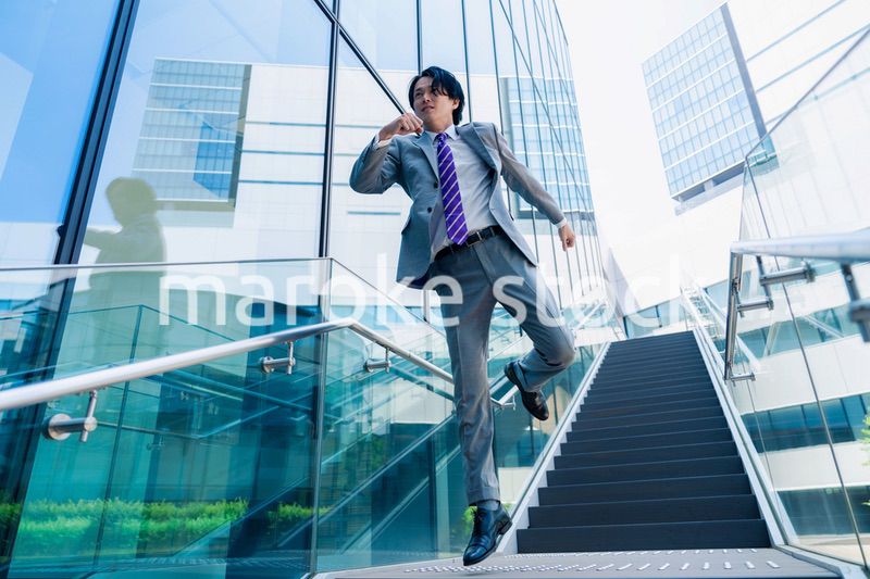 スーツを着て全力で走るビジネスマン