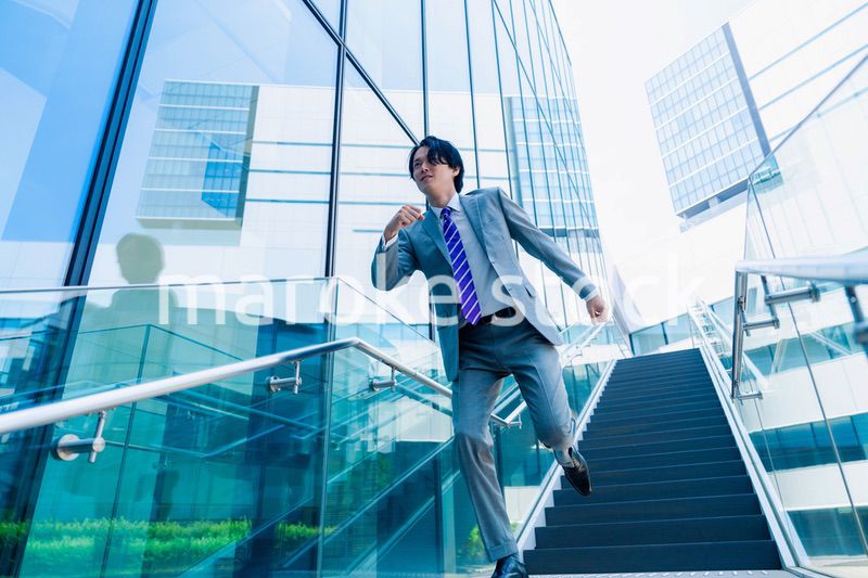 スーツを着て全力で走るビジネスマン