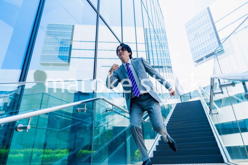 スーツを着て全力で走るビジネスマン