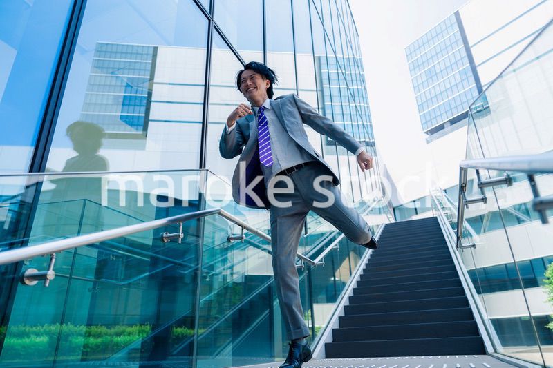 スーツを着て全力で走るビジネスマン