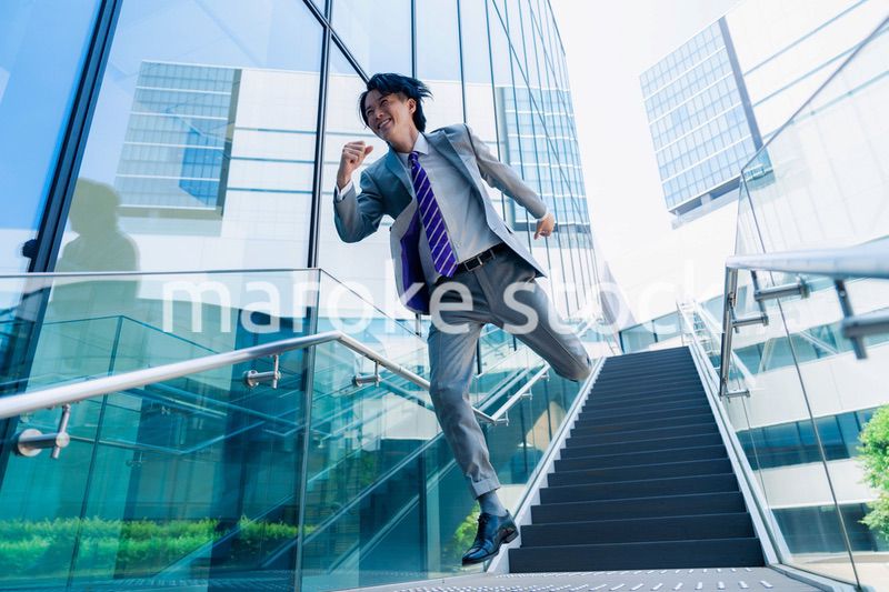 スーツを着て全力で走るビジネスマン