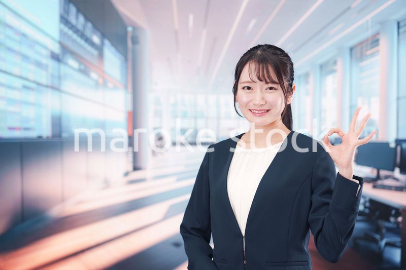 オフィスで働く笑顔の若い女性