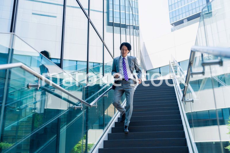 スーツを着て全力で走るビジネスマン