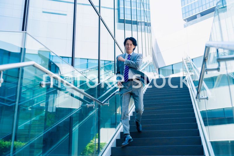 スーツを着て全力で走るビジネスマン