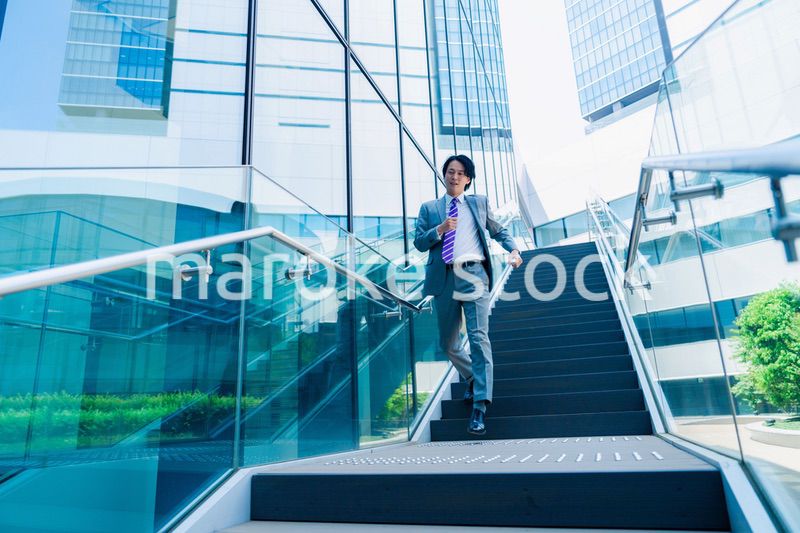 スーツを着て全力で走るビジネスマン