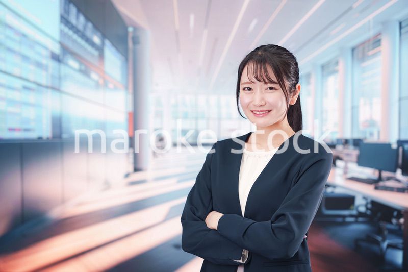 オフィスで働く笑顔の若い女性