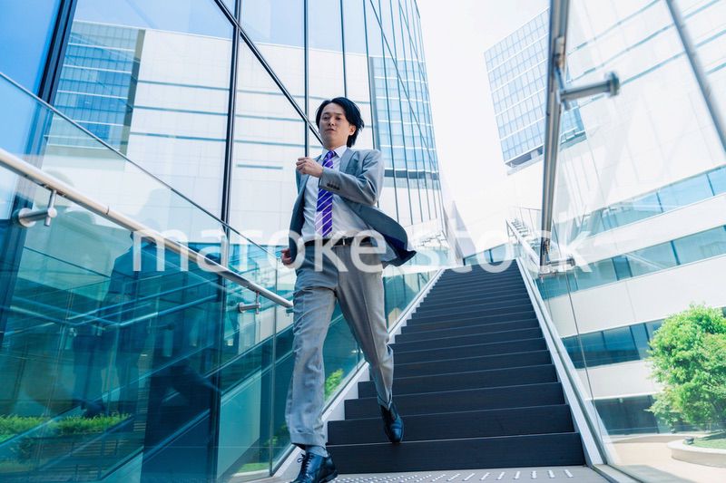 スーツを着て全力で走るビジネスマン