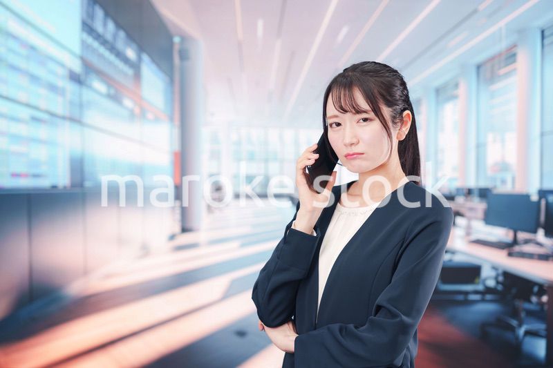 困った表情をする電話オペレータの女性