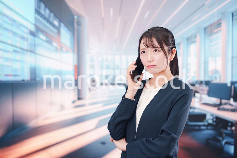 困った表情をする電話オペレータの女性