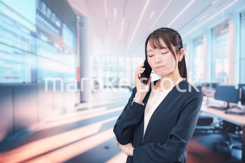 困った表情をする電話オペレータの女性