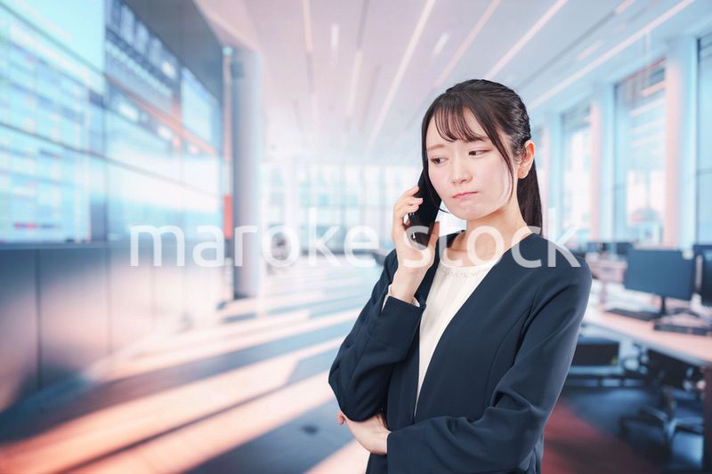 困った表情をする電話オペレータの女性