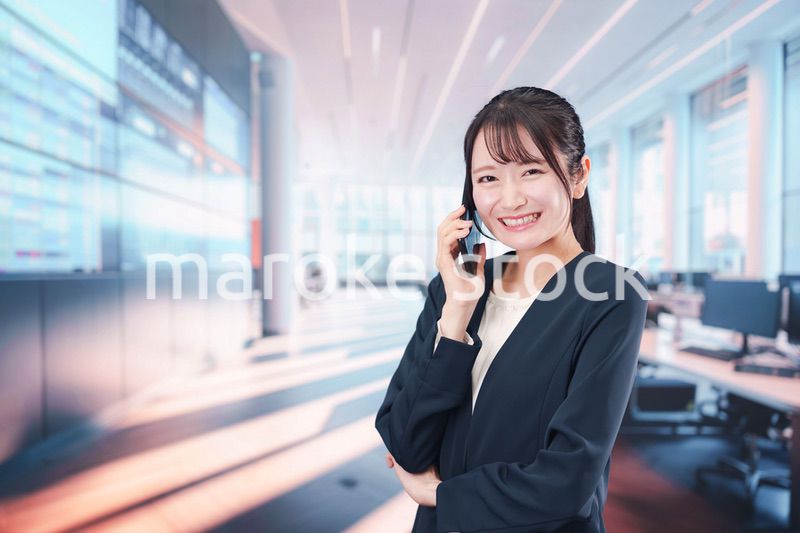 オフィスで働く笑顔の若い女性