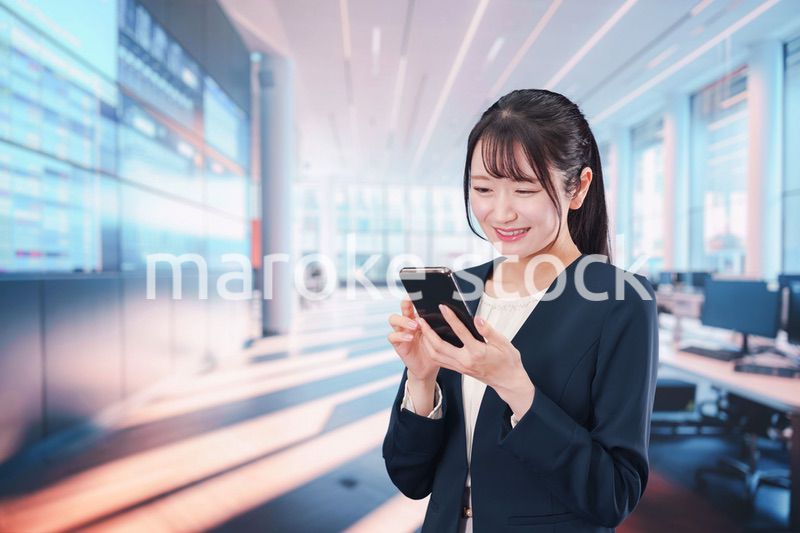 オフィスでスマホアプリを使うビジネスウーマン