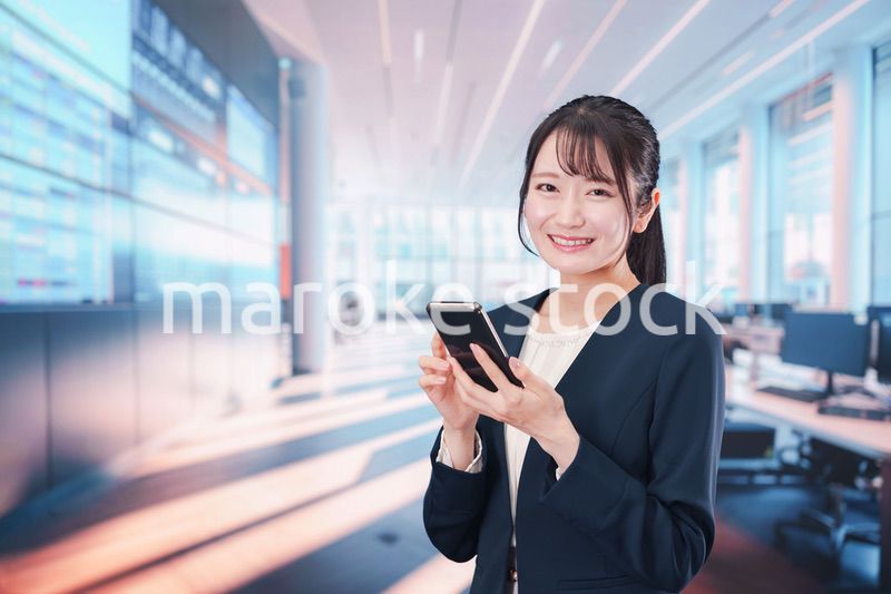 オフィスでスマホアプリを使うビジネスウーマン