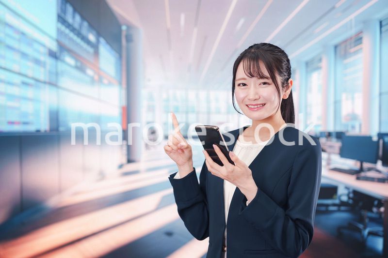 オフィスでスマホアプリを使うビジネスウーマン