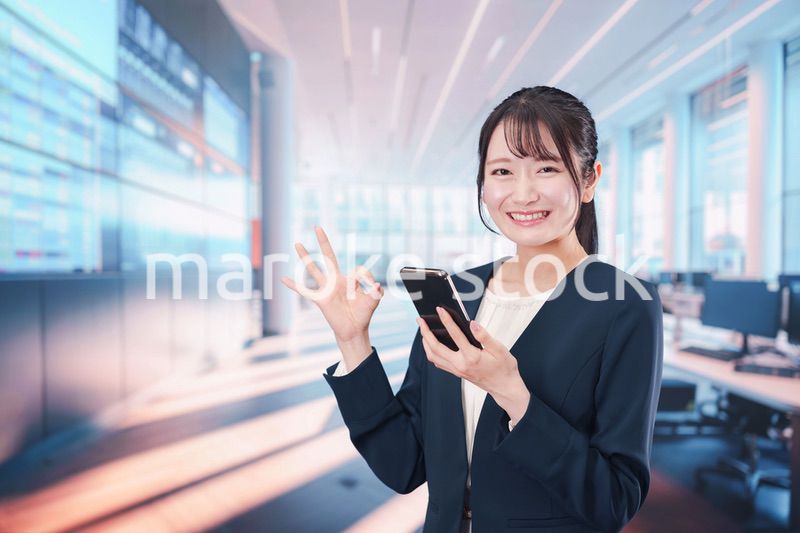 オフィスでスマホアプリを使うビジネスウーマン